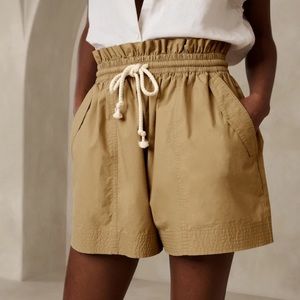 Banana Republic - M/L - Khaki Beige Poplin Short